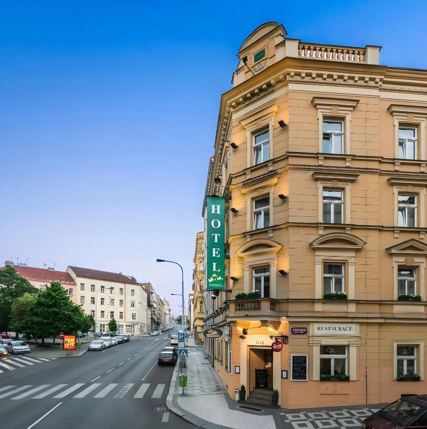 Three Crowns Hotel EXTERIOR