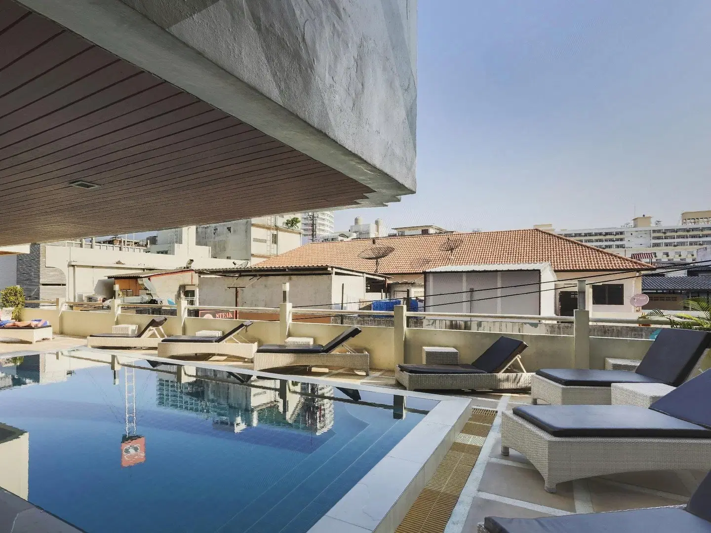 Bay Breeze Pattaya OUTDOOR_POOL