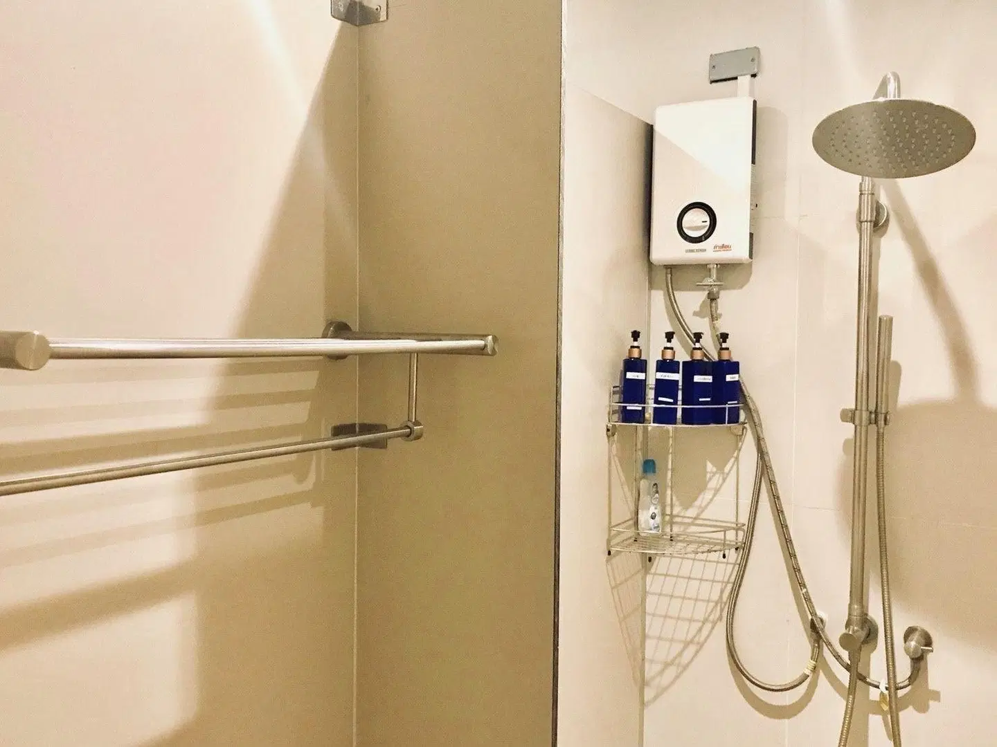 Kinnon Deluxe Hostel Coworking Cafe Badezimmer