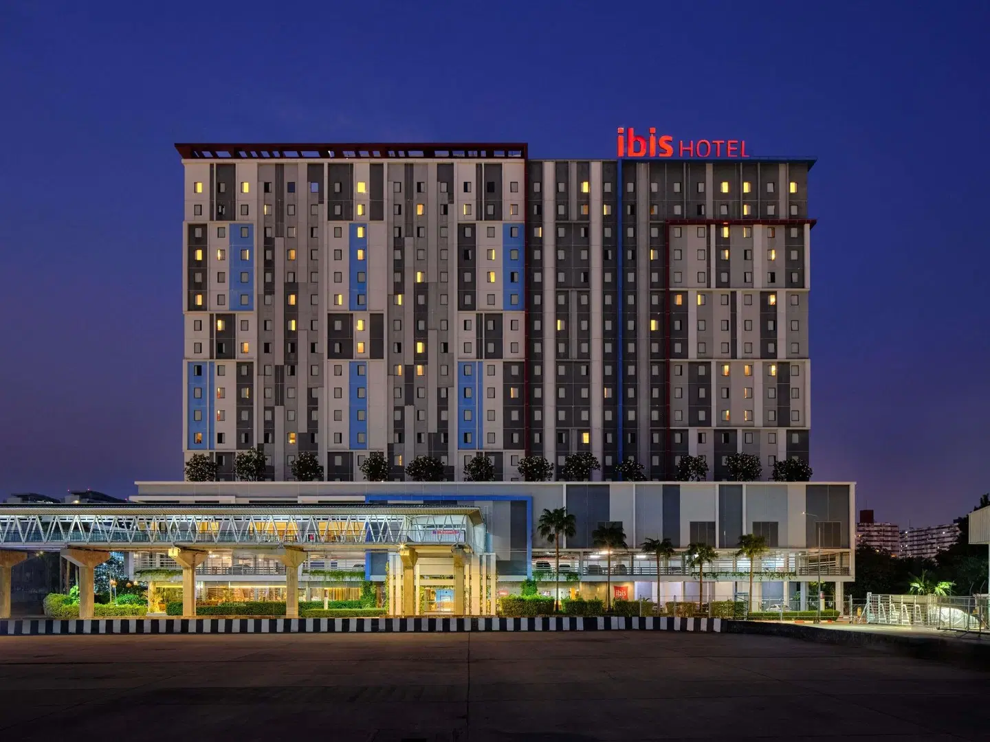 ibis Bangkok IMPACT EXTERIOR