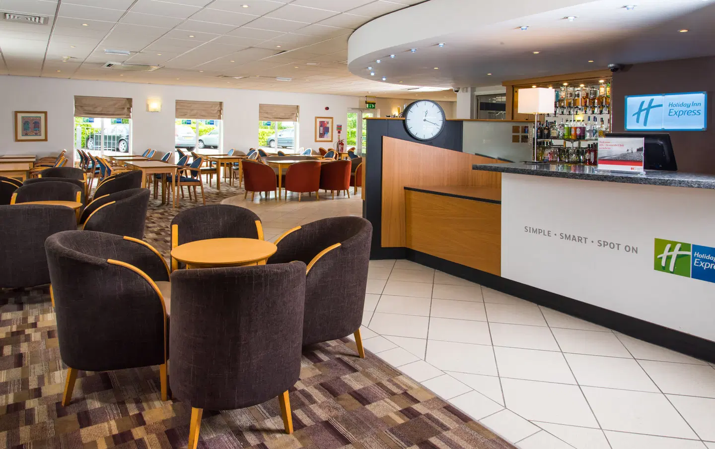 Holiday Inn Express Gloucester - South by IHG Bar