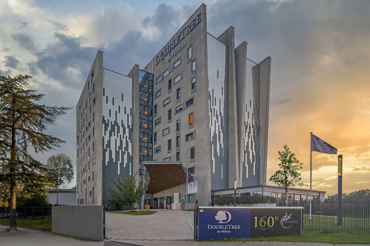 DoubleTree by Hilton Lyon Eurexpo EXTERIOR