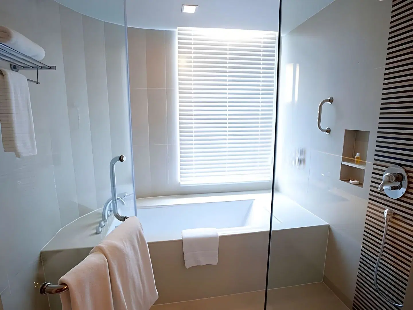 Sora Resort & Suites Sukhumvit Badezimmer