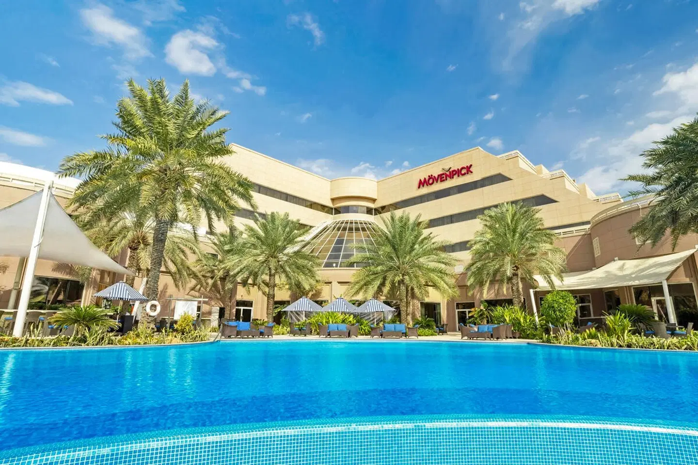 Mövenpick Hotel Bahrain OUTDOOR_POOL