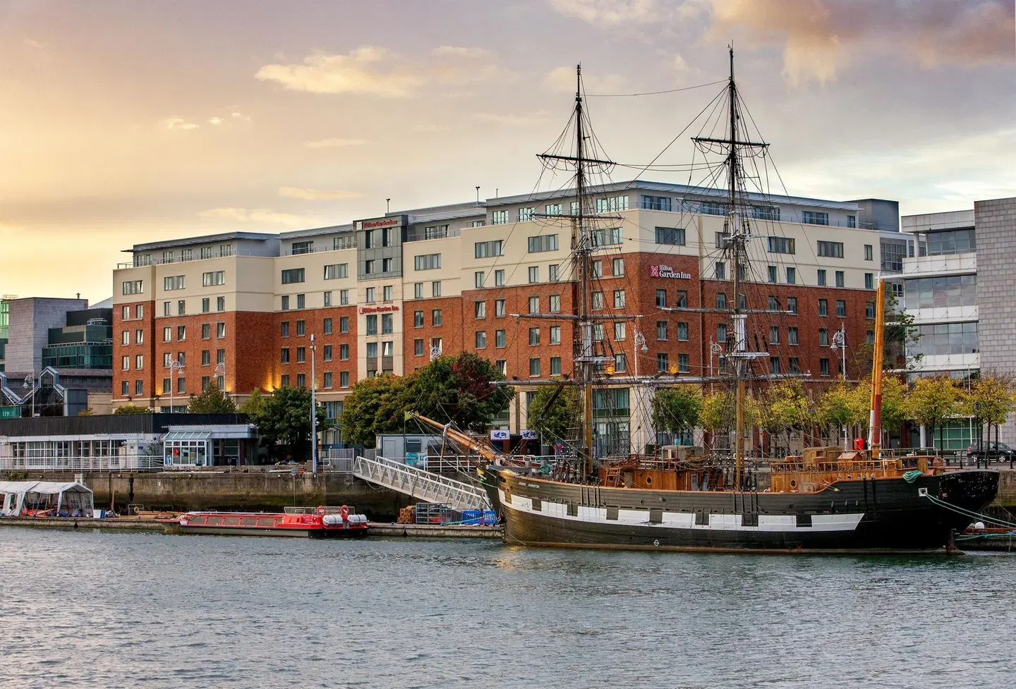 Hilton Garden Inn Dublin Custom House EXTERIOR