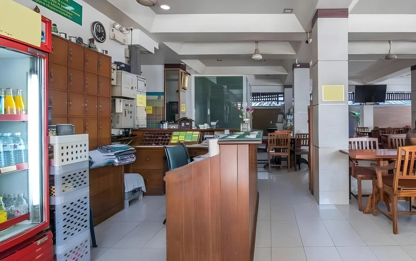Nikom Court Bar