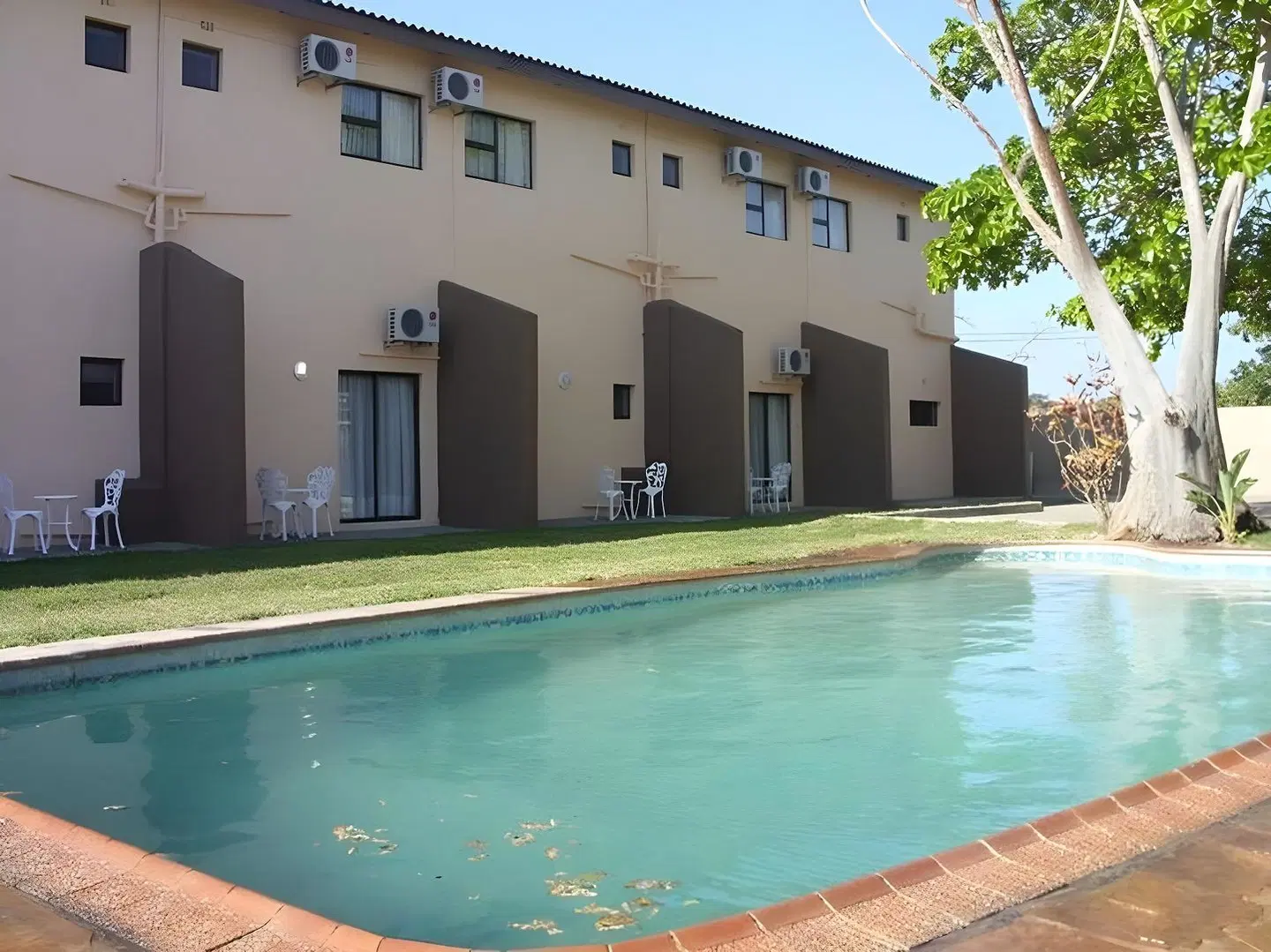 Elephant Lake Inn OUTDOOR_POOL