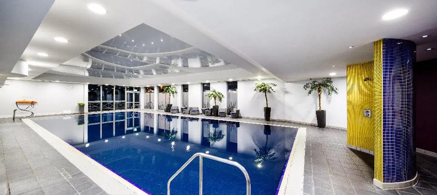 Village Hotel Reading Hallenbad