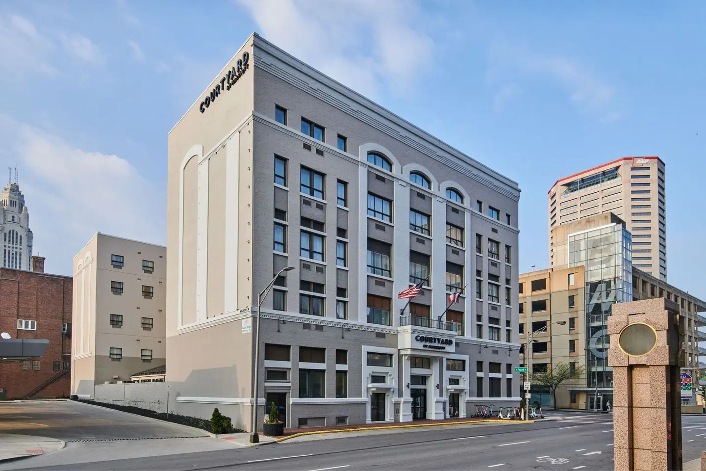 Courtyard by Marriott Columbus Downtown EXTERIOR