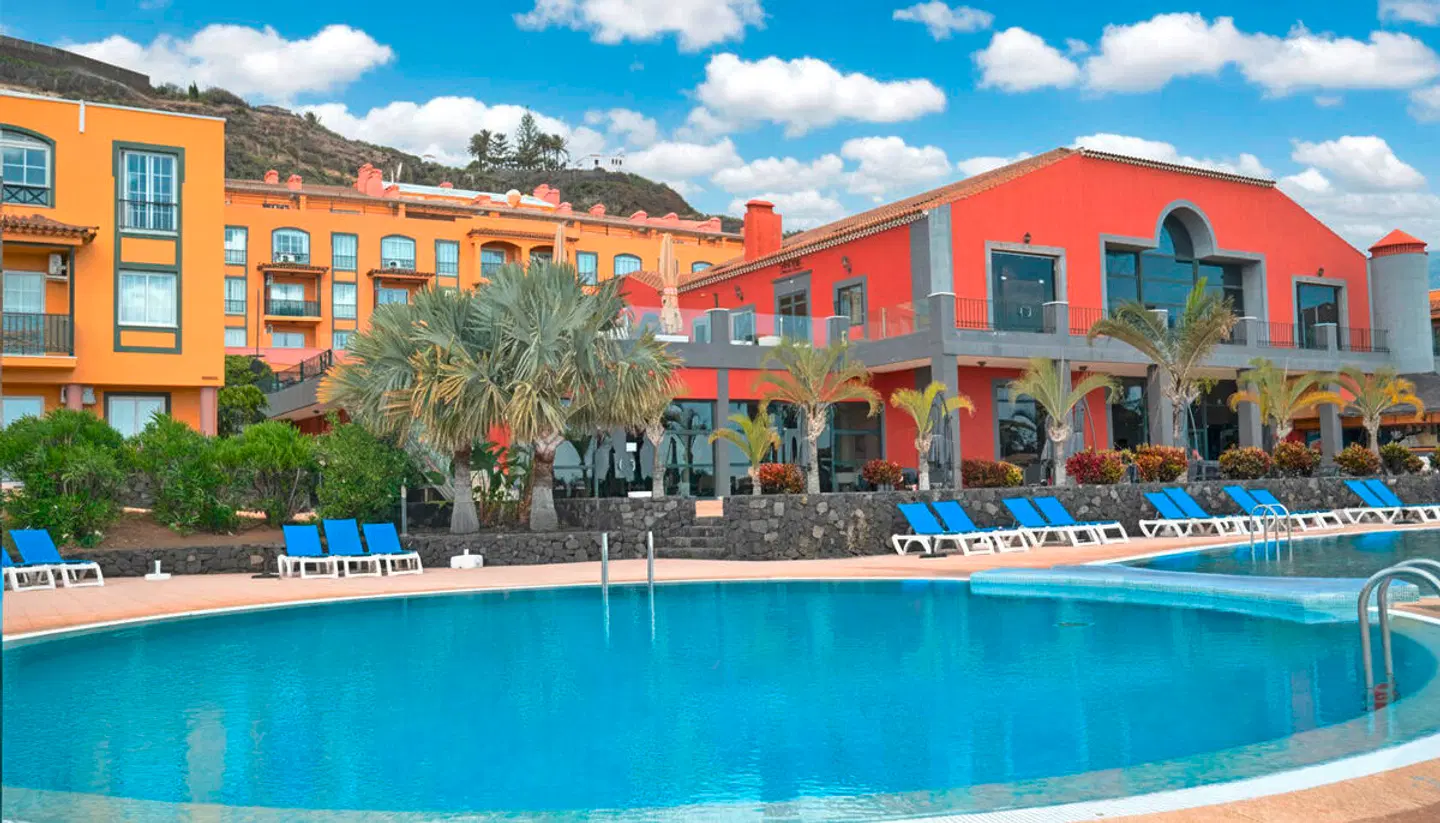 Las Olas OUTDOOR_POOL