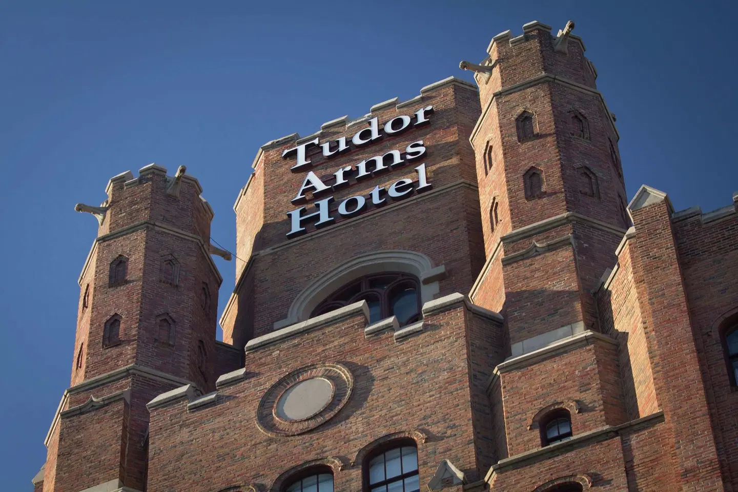 DoubleTree by Hilton - The Tudor Arms Hotel EXTERIOR