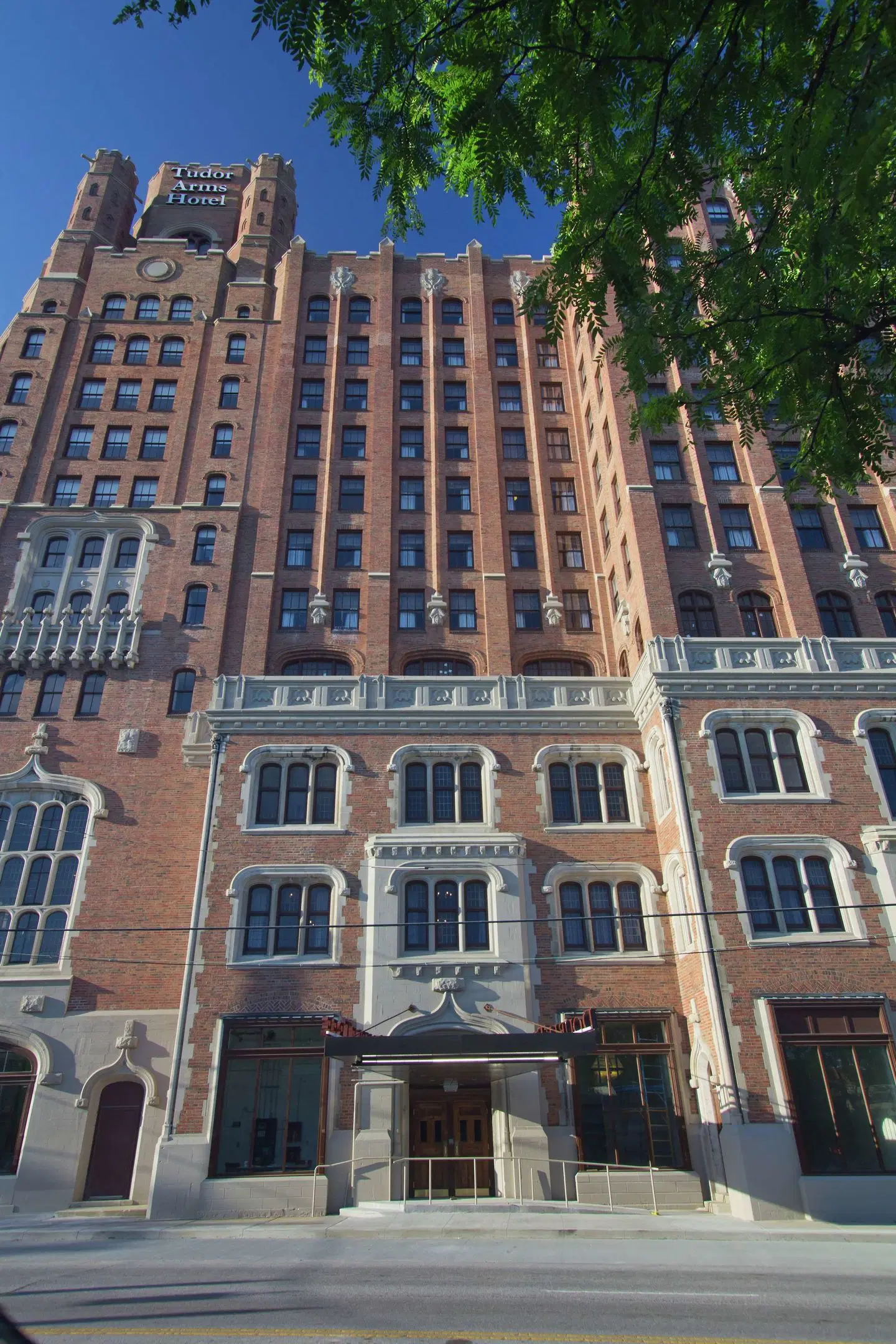 DoubleTree by Hilton - The Tudor Arms Hotel EXTERIOR