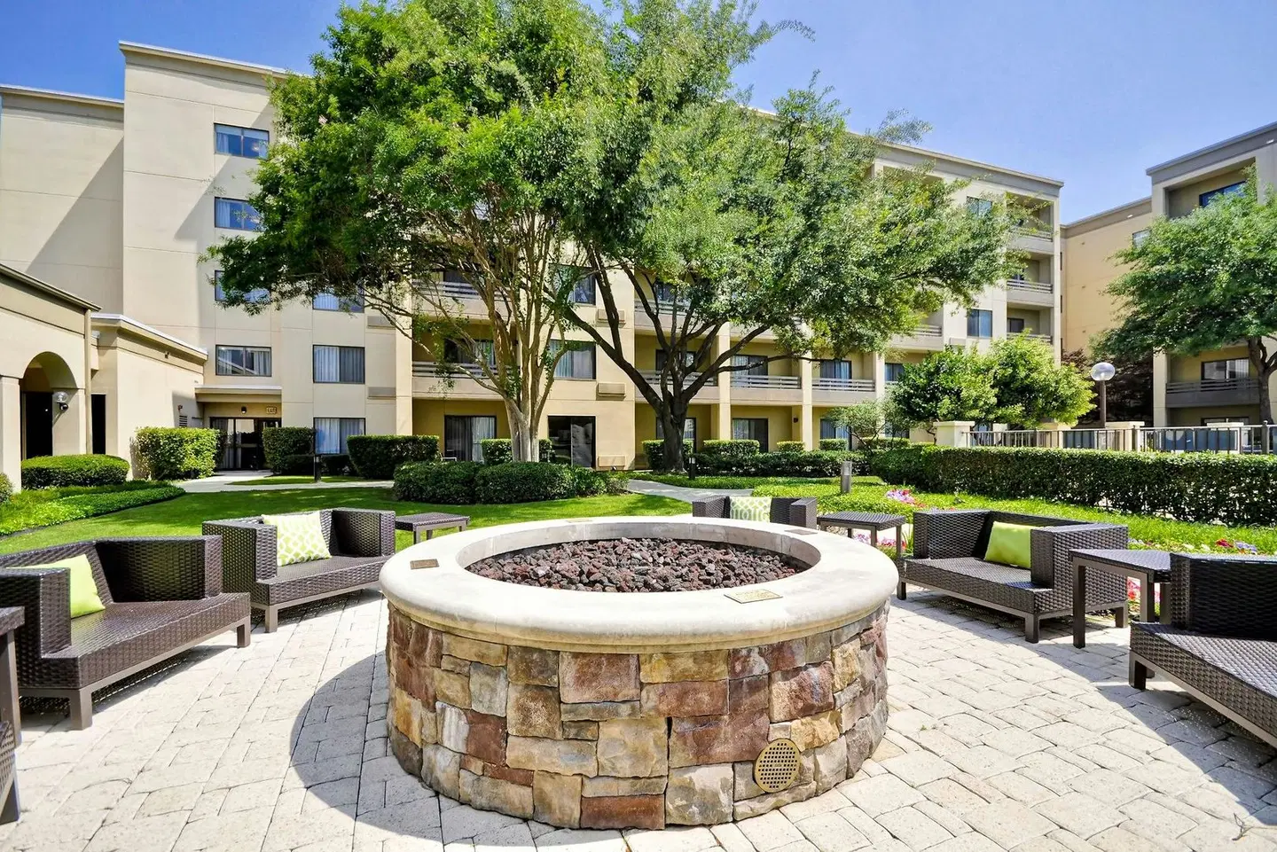 Courtyard by Marriott Dallas Medical/Market Center EXTERIOR