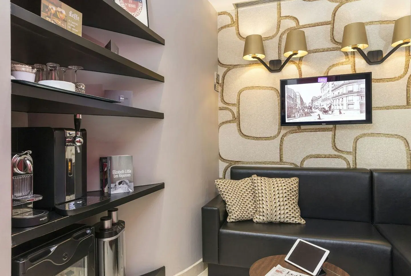 Yllen Eiffel ROOM_EXAMPLE