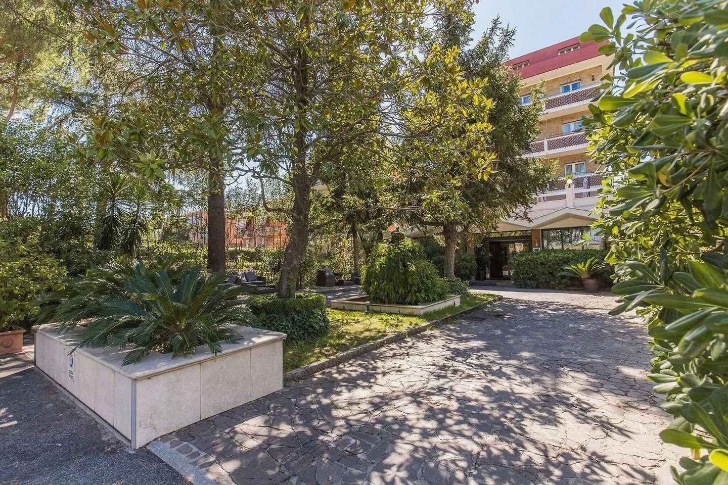 Pinewood Hotel Rome Garten