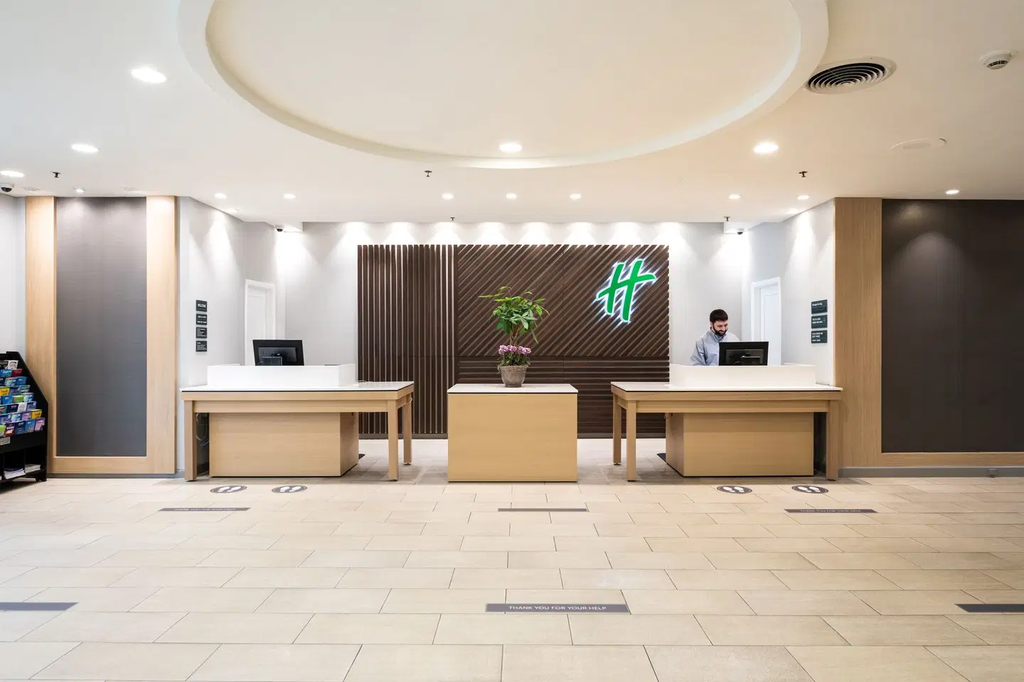 Holiday Inn Newark International Airport by IHG LOUNGE_LOBBY
