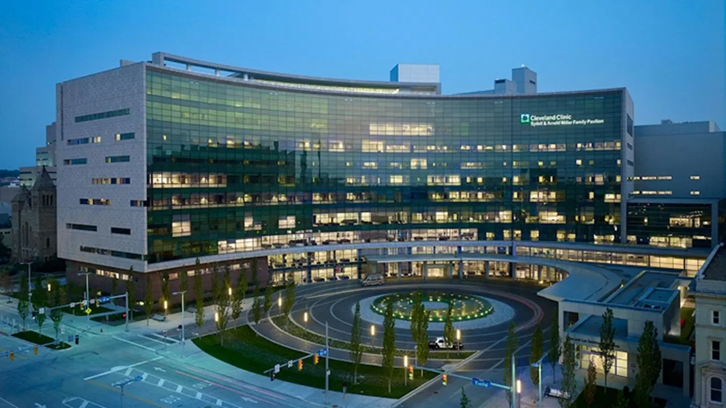 Holiday Inn Cleveland Clinic EXTERIOR