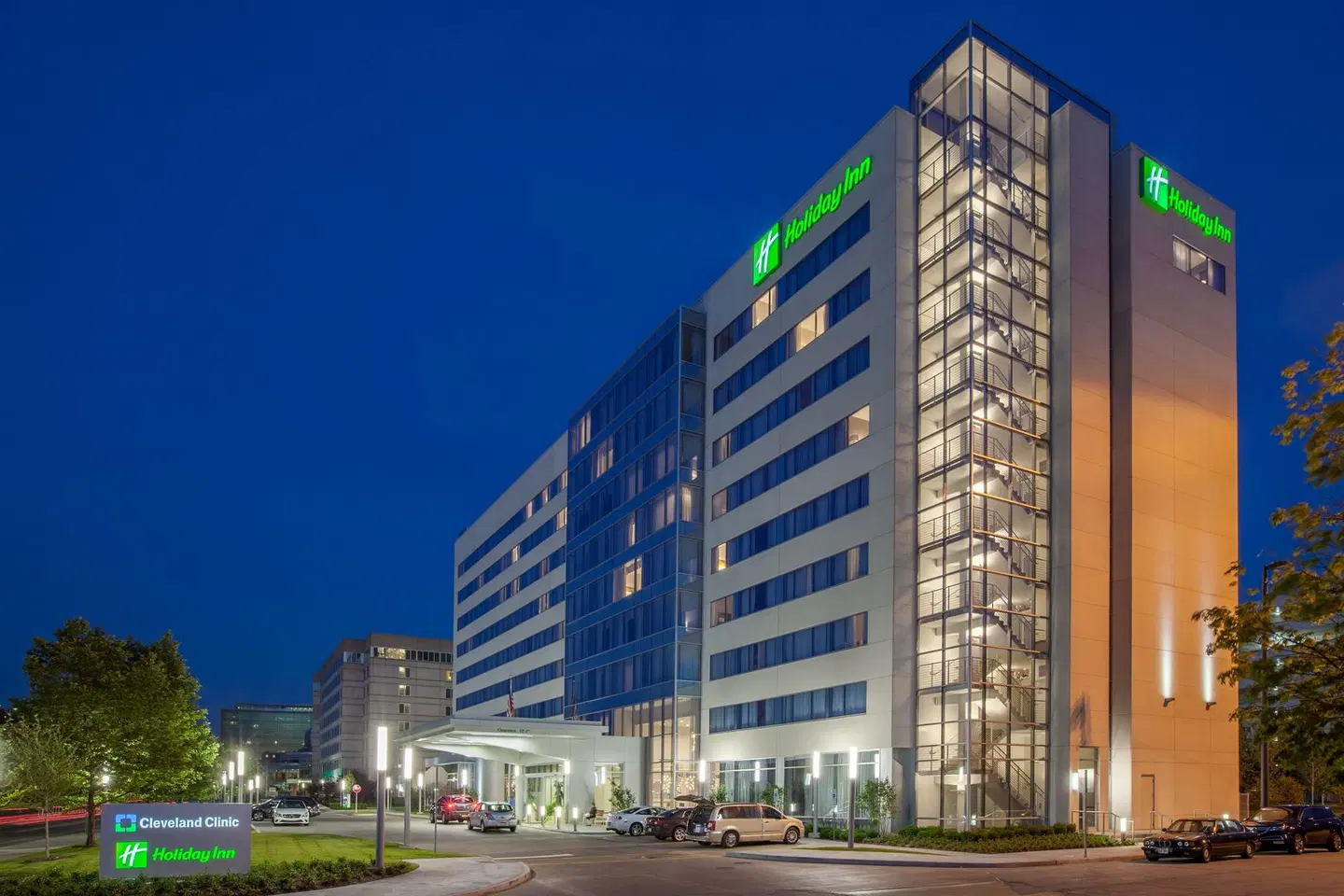 Holiday Inn Cleveland Clinic EXTERIOR