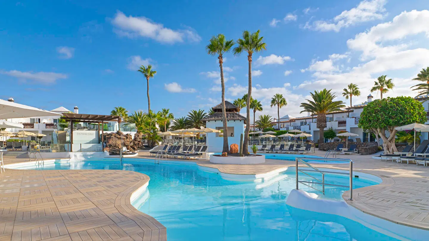 H10 White Suites Boutique OUTDOOR_POOL