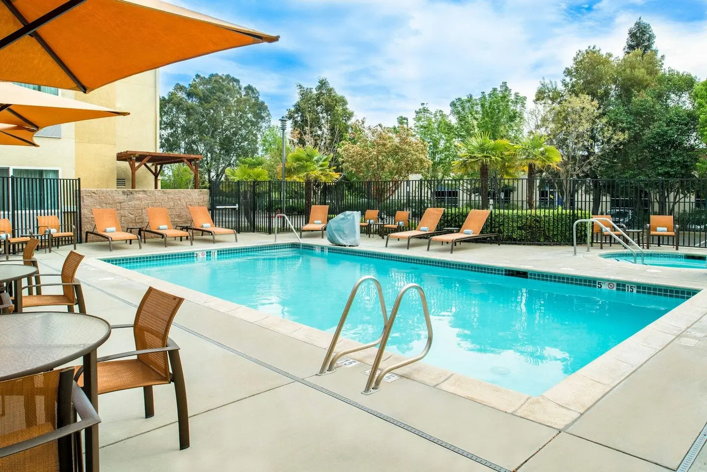 Courtyard by Marriott Sacramento Cal Expo OUTDOOR_POOL