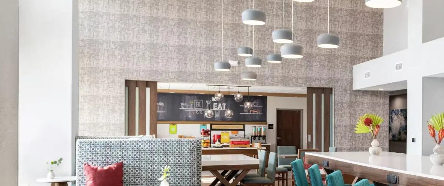 Hampton Inn & Suites Indianapolis West Speedway Bar