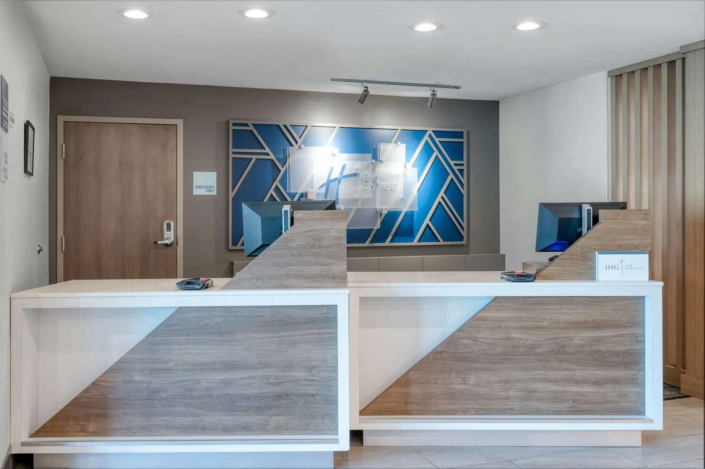 Holiday Inn Express & Suites Greenwood by IHG ROOM_EXAMPLE