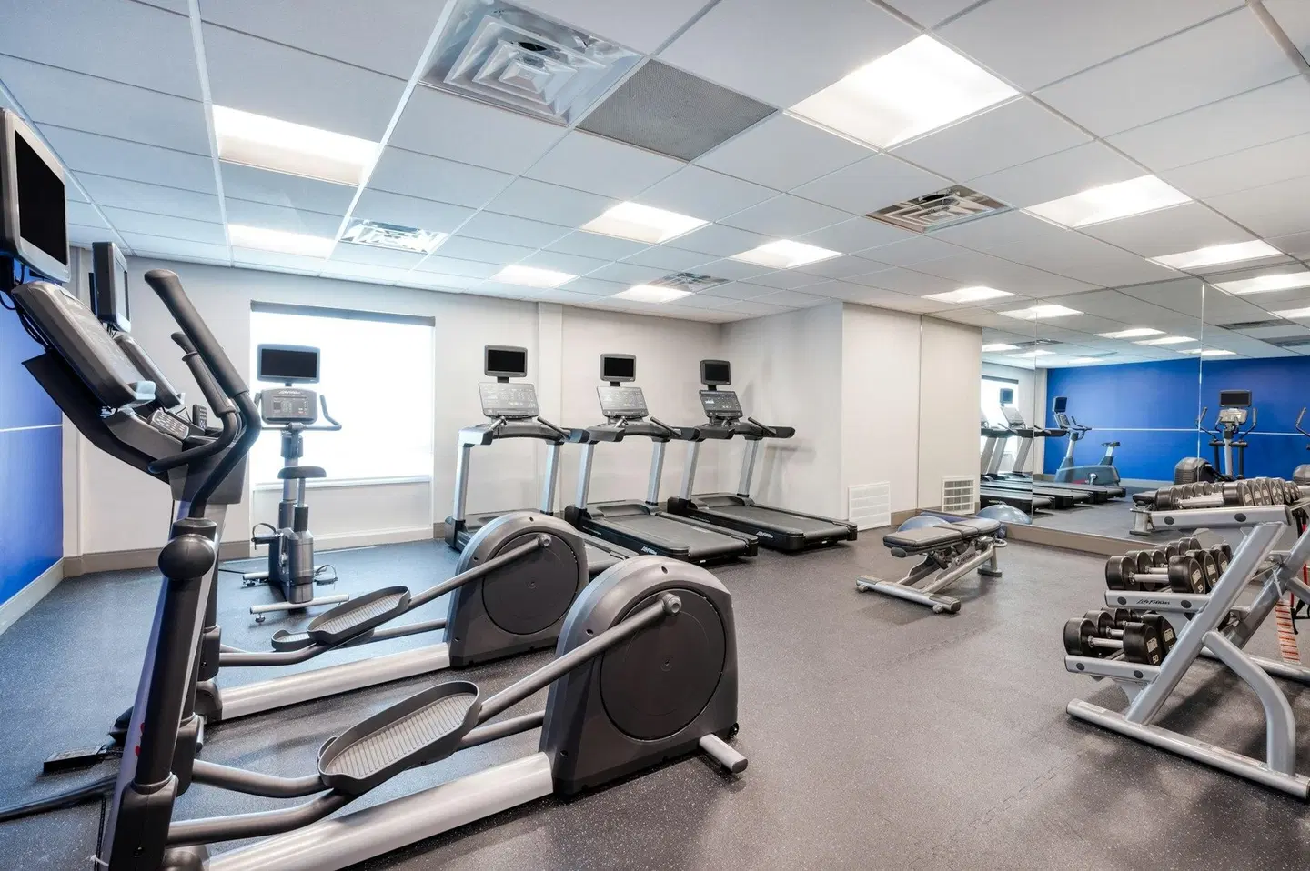 Holiday Inn Express & Suites Greenwood by IHG SPORTS_AND_LEISURE