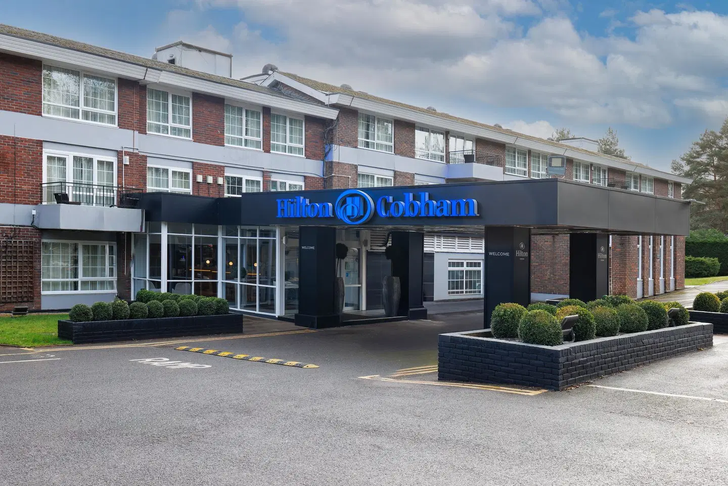 Hilton Cobham EXTERIOR