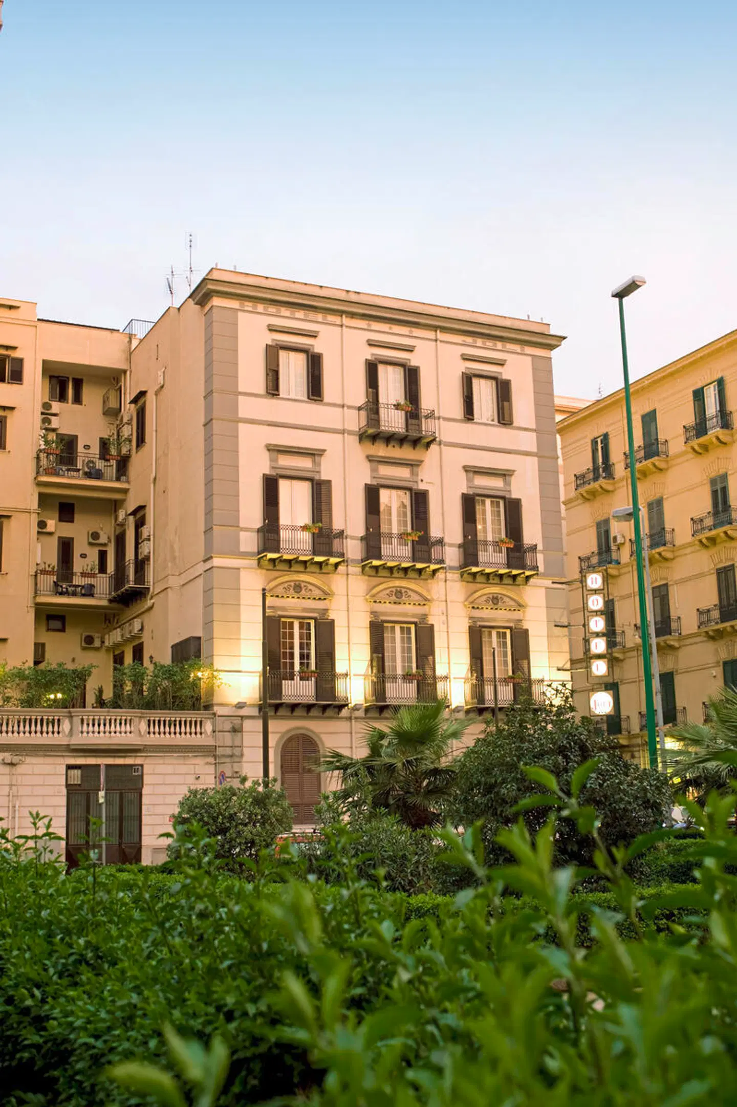 Joli EXTERIOR