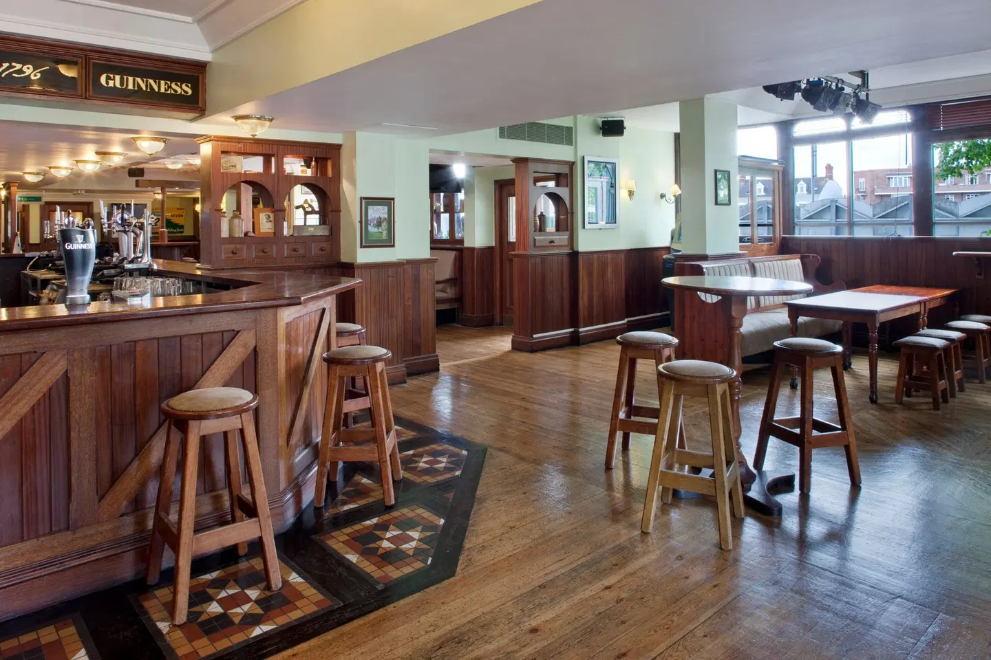 Holiday Inn Cardiff City Centre by IHG Bar