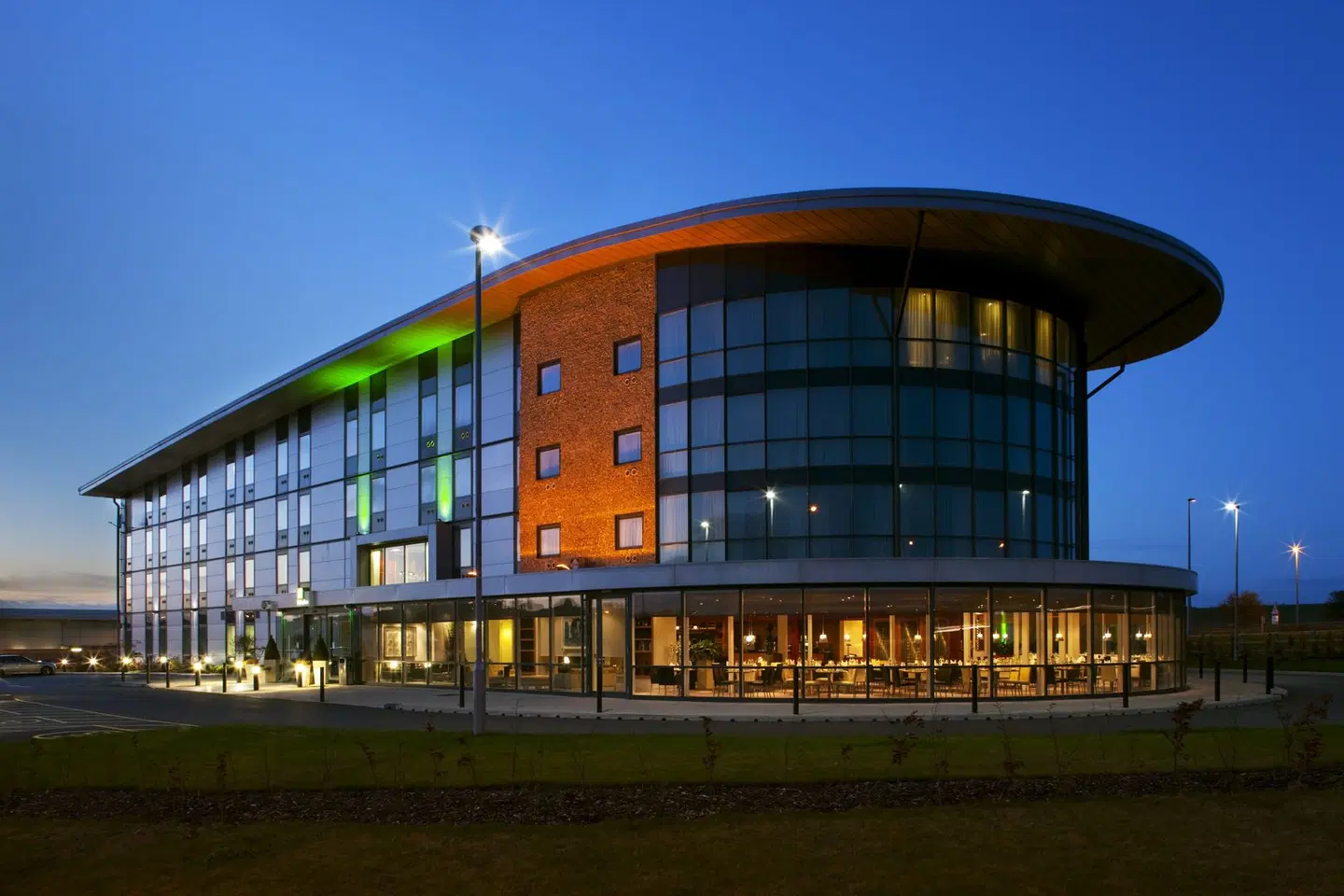 Holiday Inn Salisbury - Stonehenge EXTERIOR