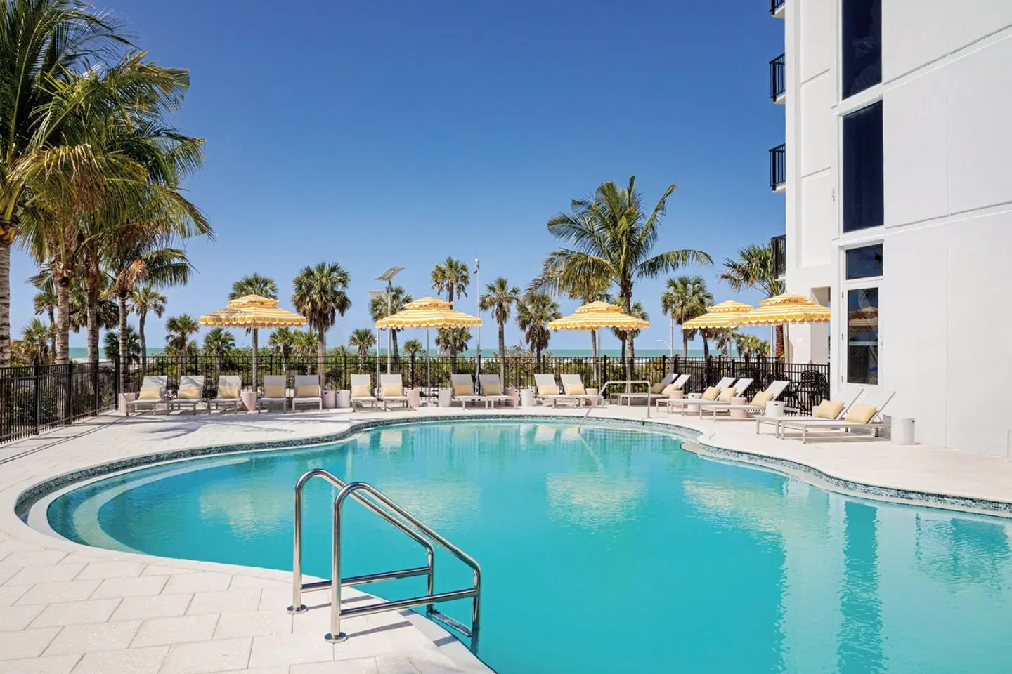 Cirque St. Armands Beachside OUTDOOR_POOL
