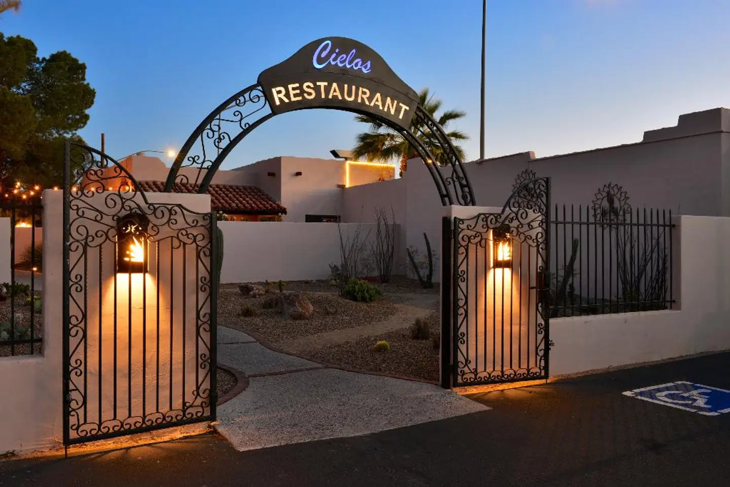Lodge on the Desert EXTERIOR
