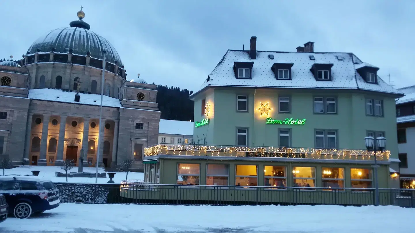 Dom-Hotel EXTERIOR