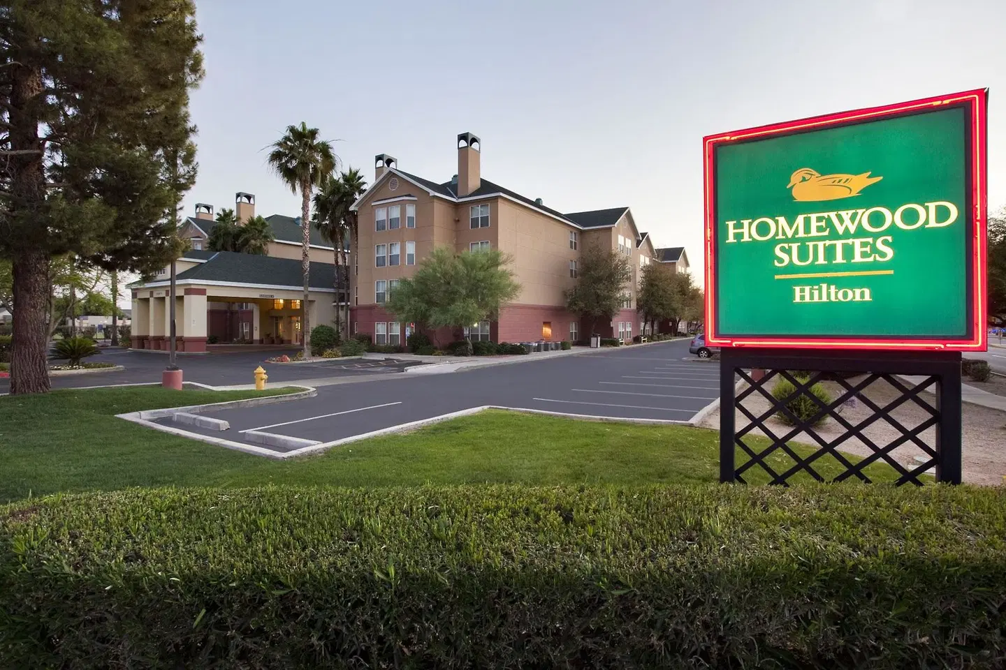 Homewood Suites by Hilton Phoenix-Biltmore EXTERIOR