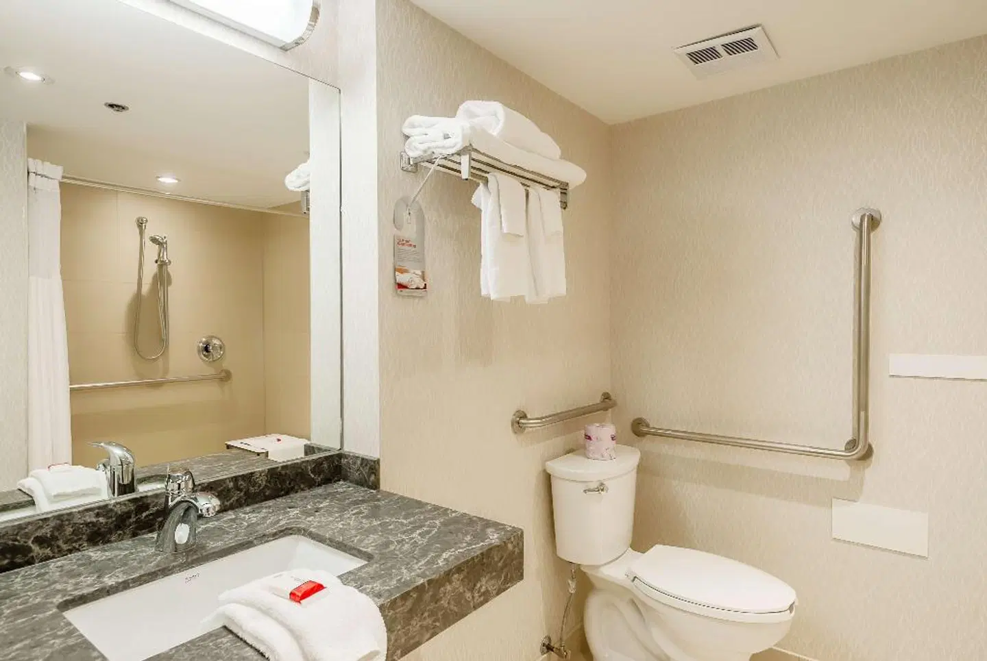 Ramada by Wyndham Niagara Falls by the River Badezimmer