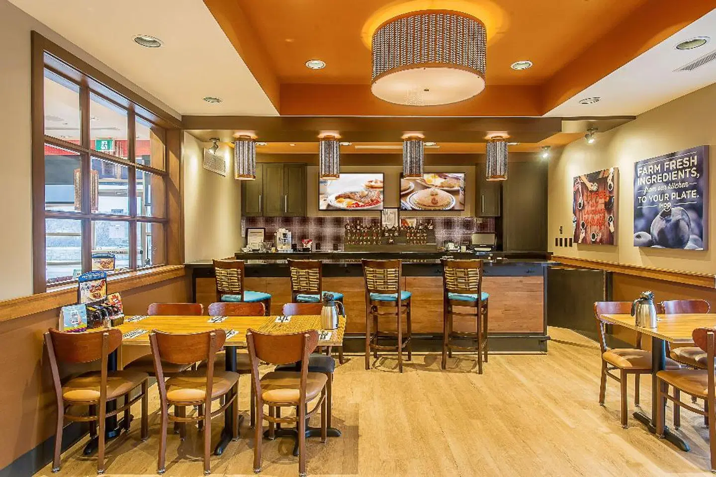 Ramada by Wyndham Niagara Falls by the River Restaurant