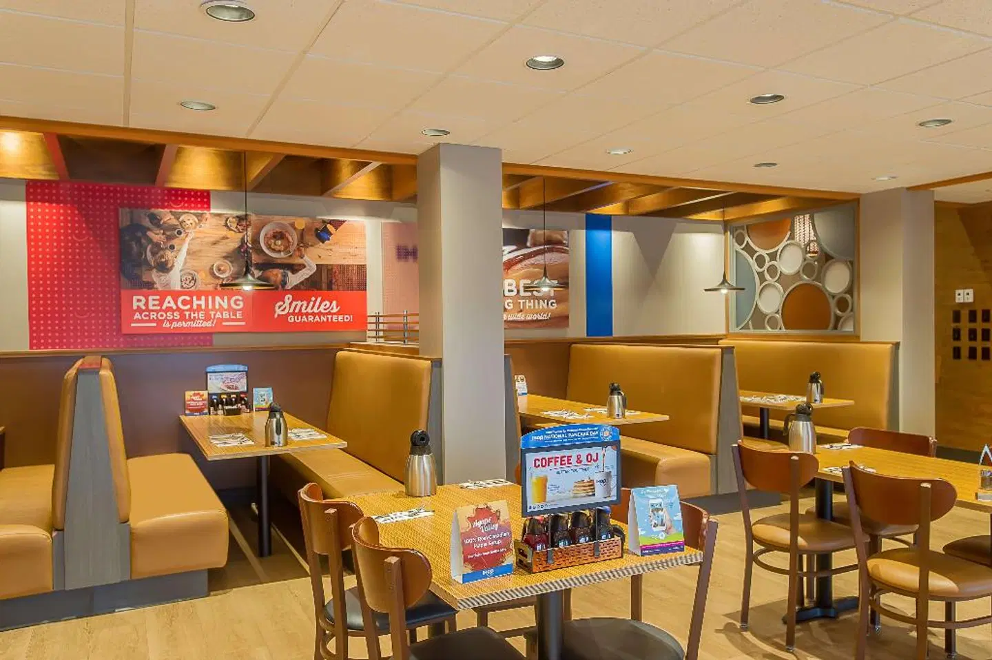 Ramada by Wyndham Niagara Falls by the River Bar