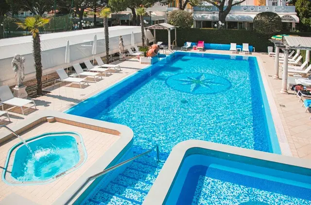 Carlton OUTDOOR_POOL