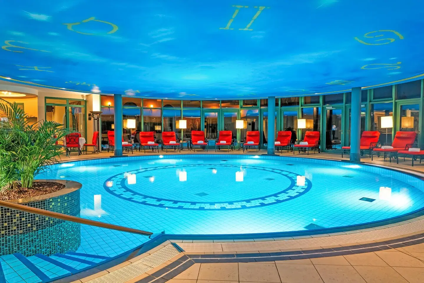 Victor's Residenz-Hotel Schloss Berg Hallenbad