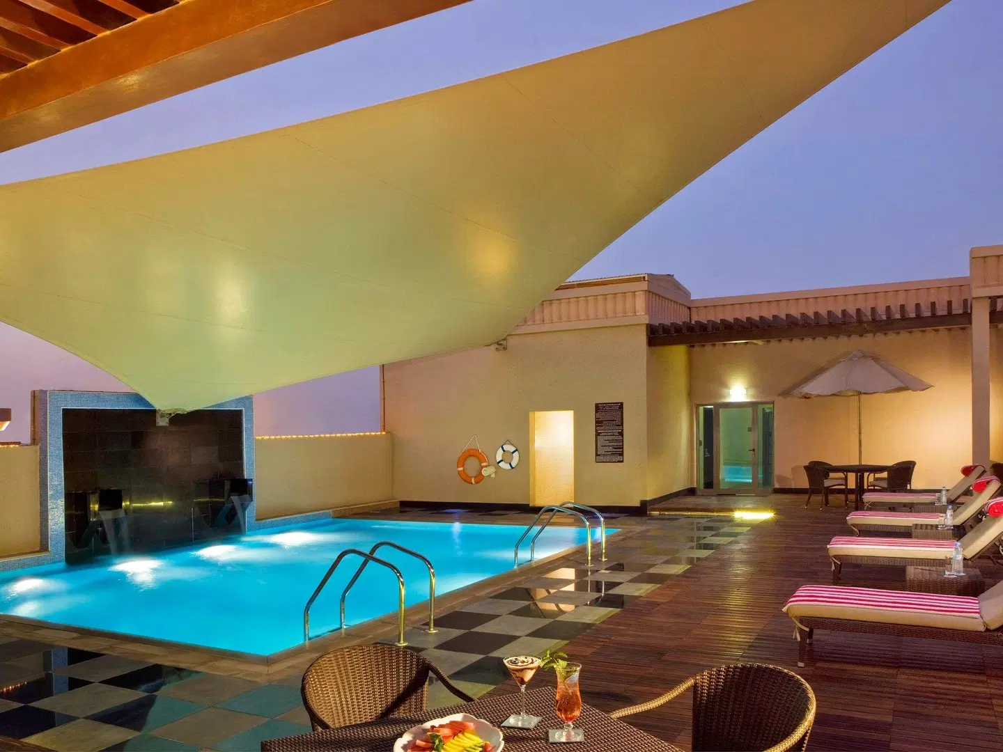Mercure Gold Hotel Al Mina Road Dubai Hallenbad