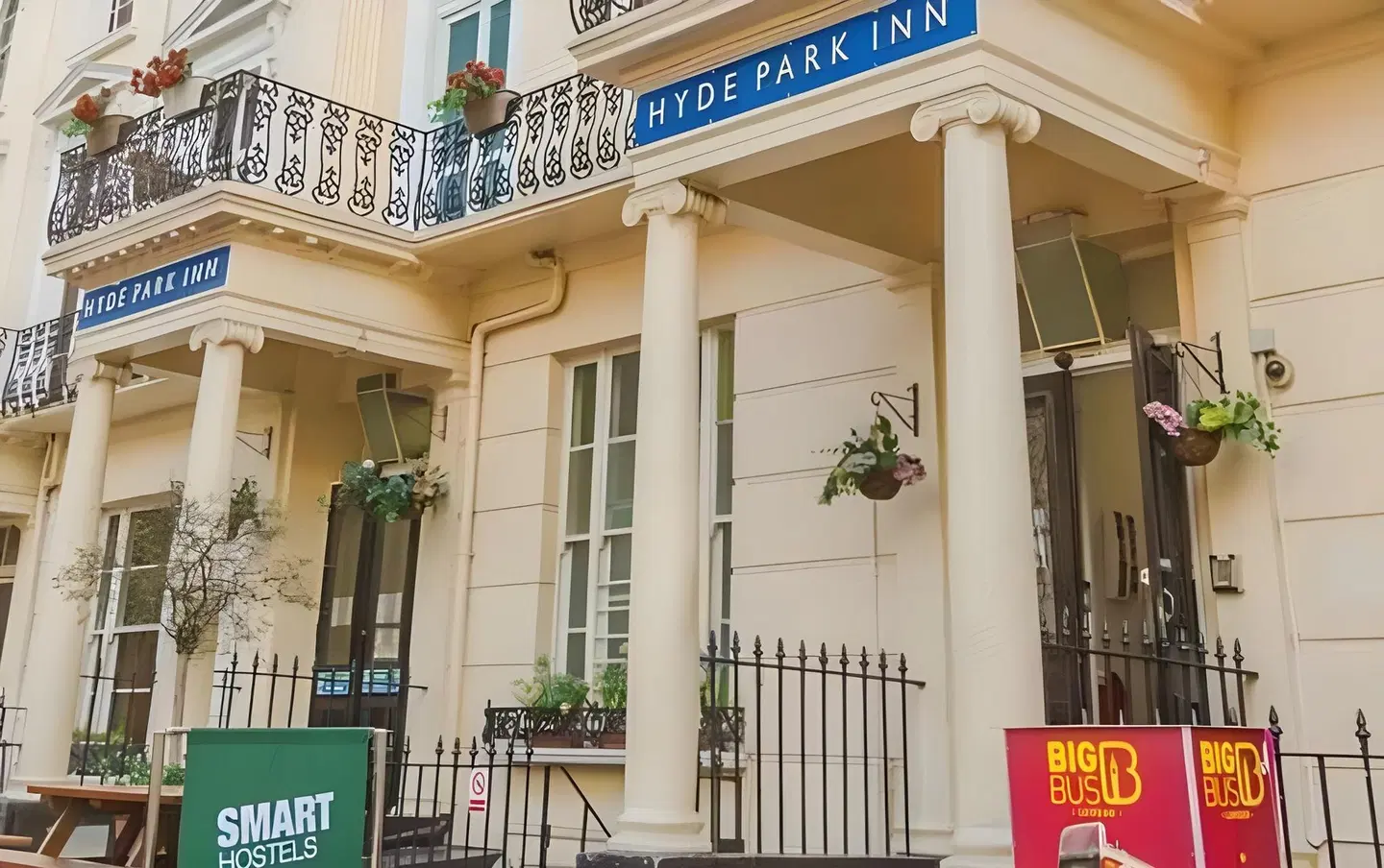 Smart Hyde Park Inn EXTERIOR
