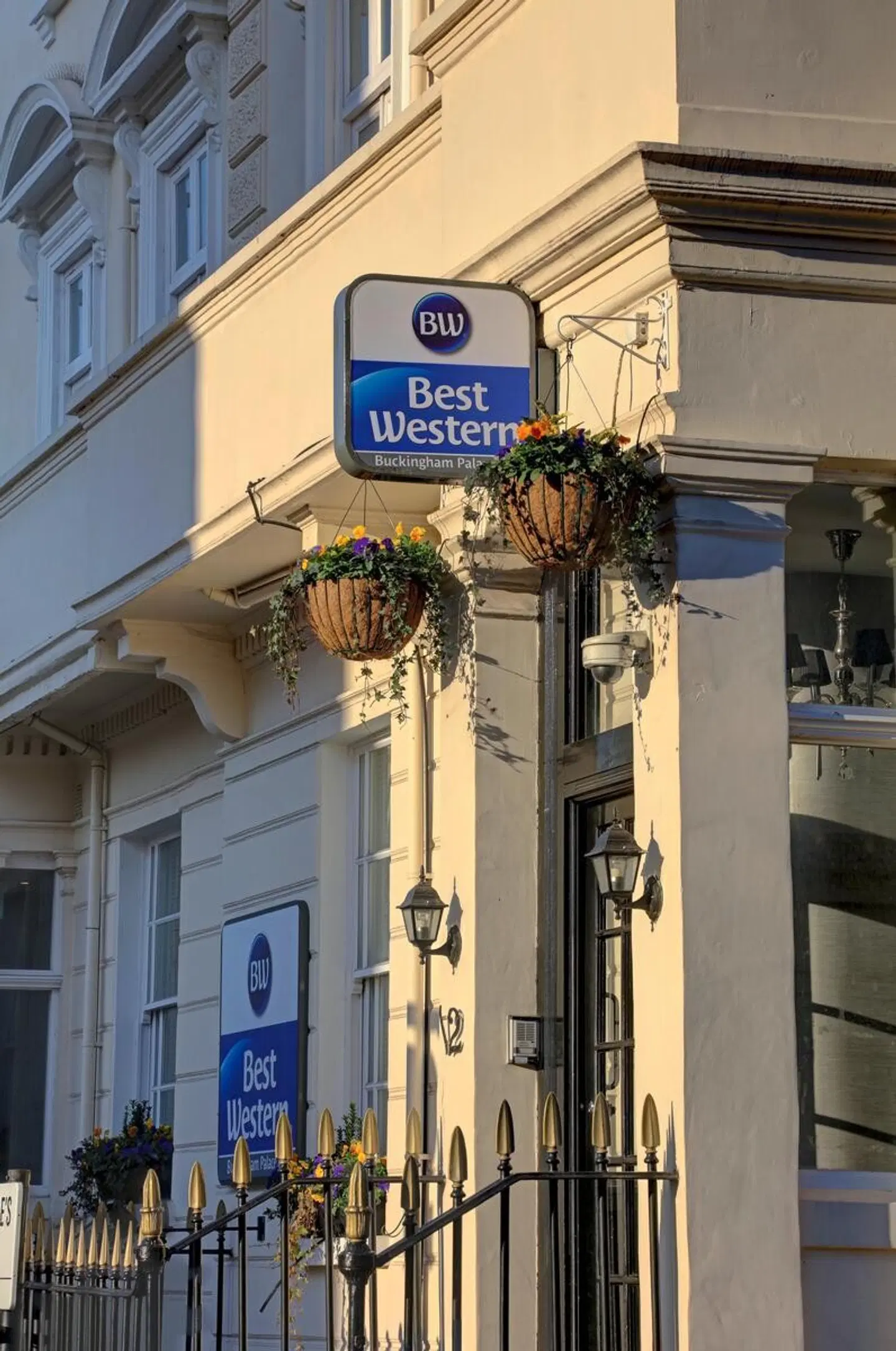 Best Western Buckingham Palace Rd EXTERIOR