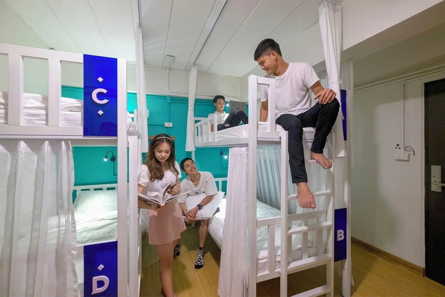 BED-FRIENDS POSHTEL PEOPLE