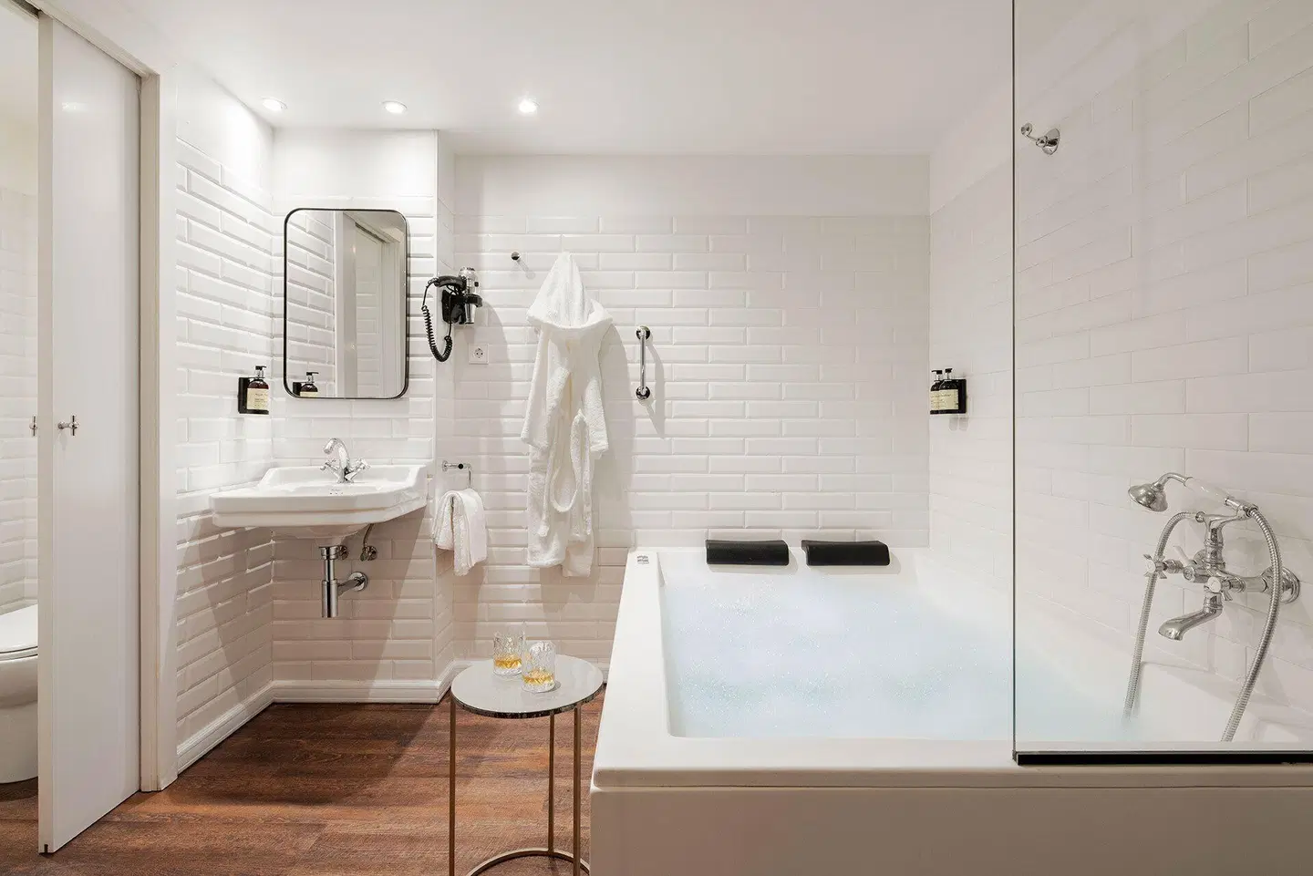 H Regas Adults Only Badezimmer