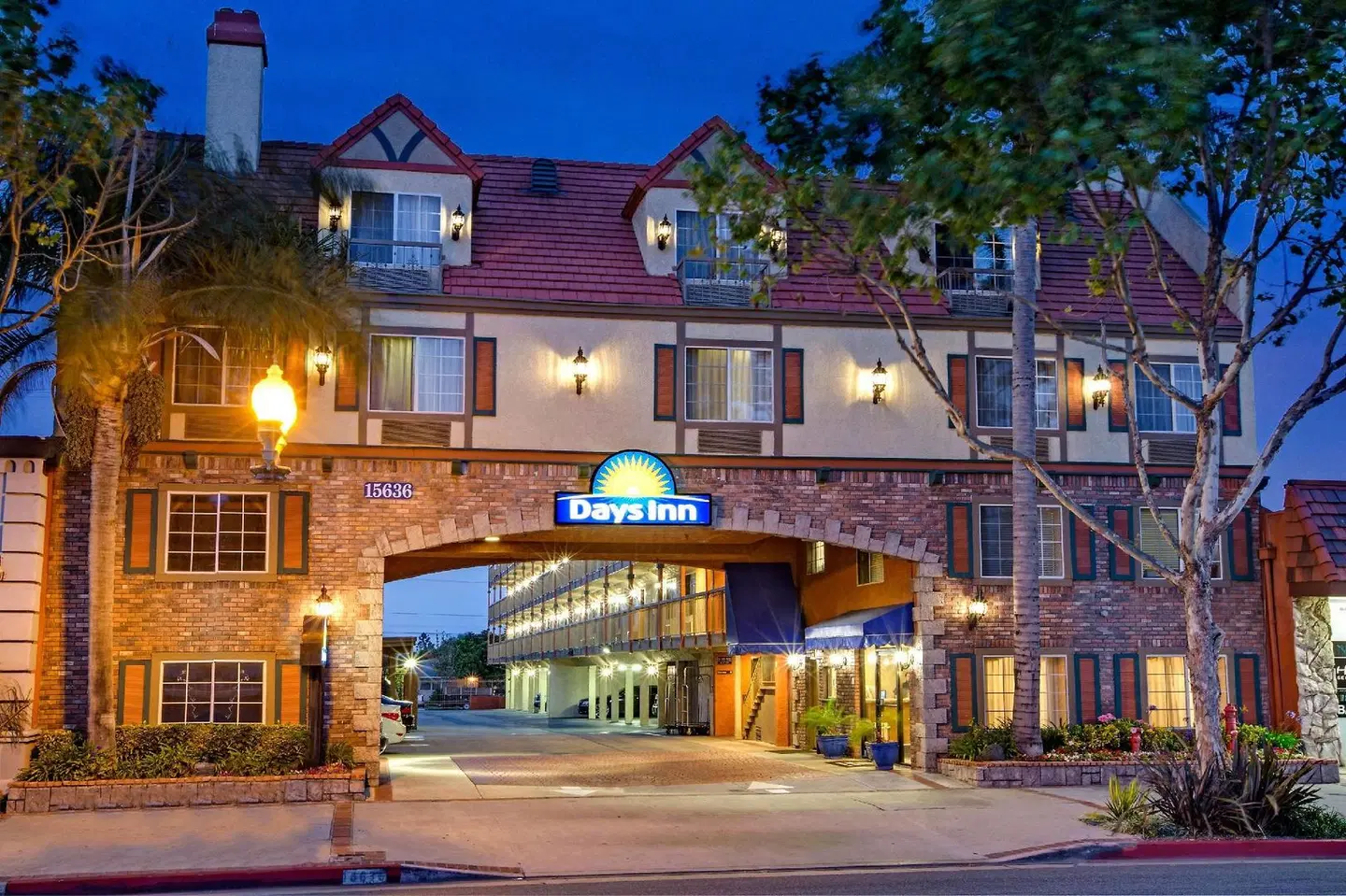 Days Inn by Wyndham Los Angeles LAX/Redondo & Manhattan Bch EXTERIOR