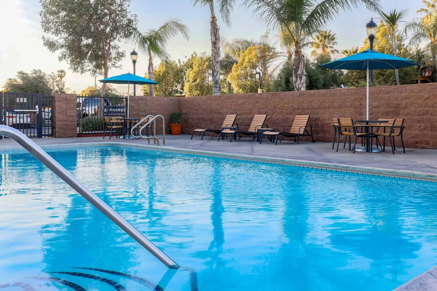 Four Points by Sheraton Ontario-Rancho Cucamonga OUTDOOR_POOL