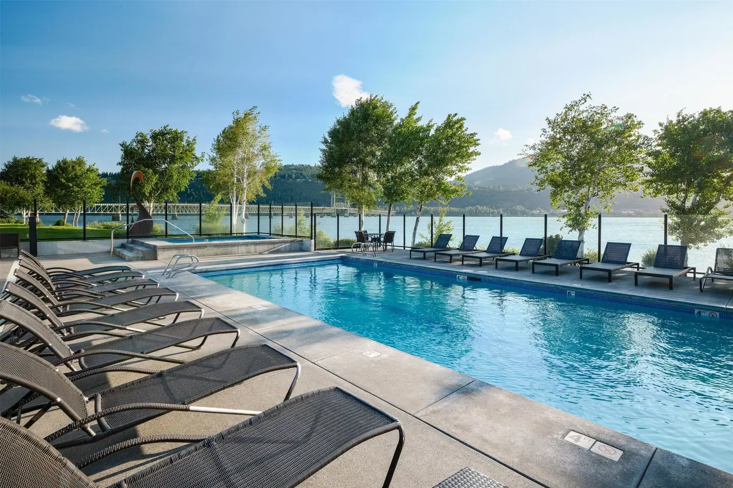 Best Western Plus Hood River Inn OUTDOOR_POOL