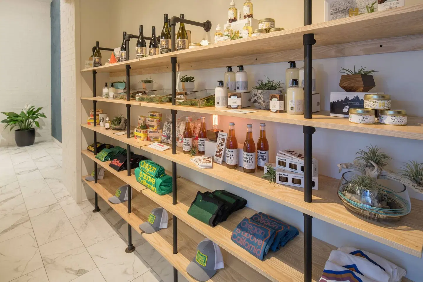 The Hi-Lo, Autograph Collection Bar
