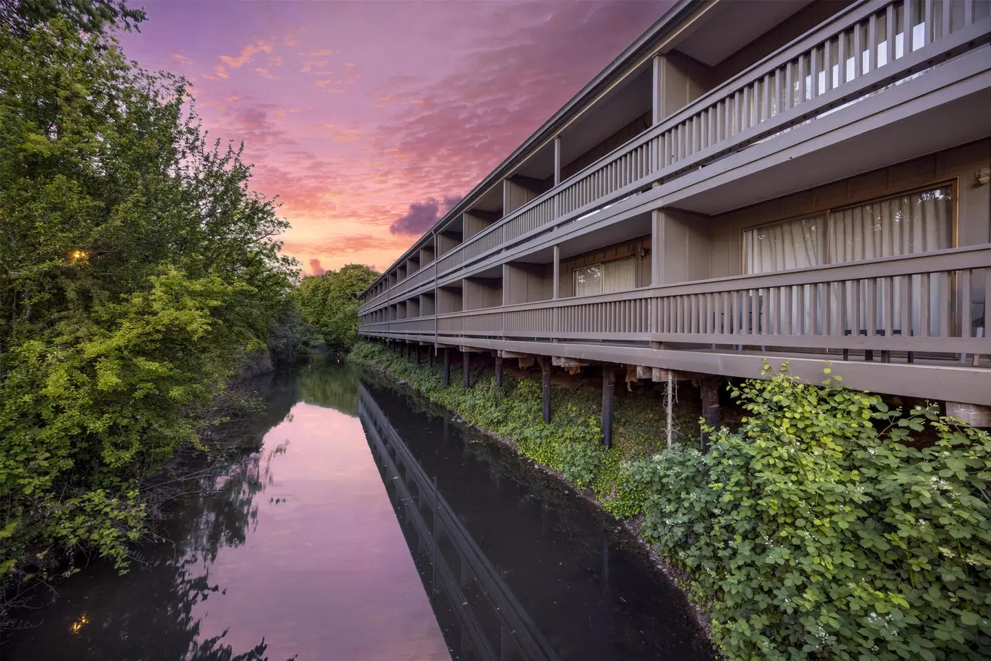 Best Western New Oregon Motel EXTERIOR